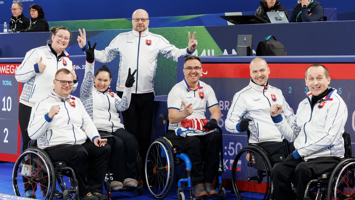 Na snímke slovenskí reprezentanti v curlingu sa tešia z výhry.