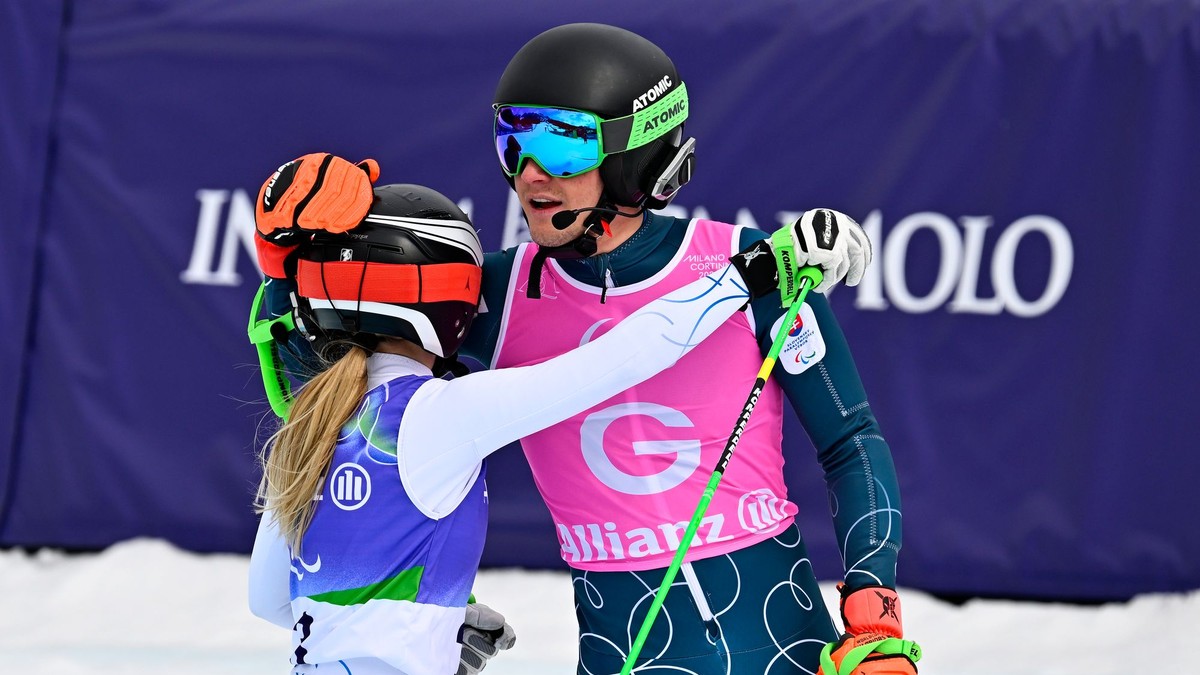 Slovenská paralpská lyžiarka Alexandra Rexová s navádzačom Matúšom Ďurišom (vpravo)