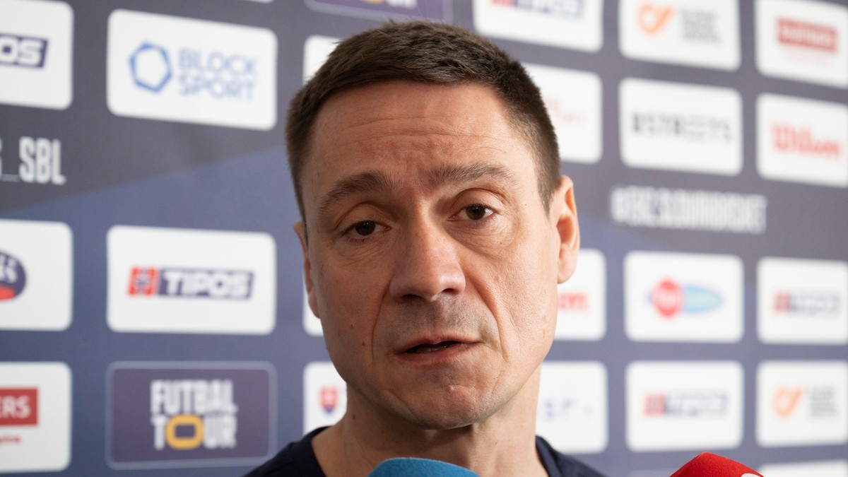 Na snímke tréner slovenskej ženskej basketbalovej reprezentácie Martin Pospíšil rozpráva počas zrazu.