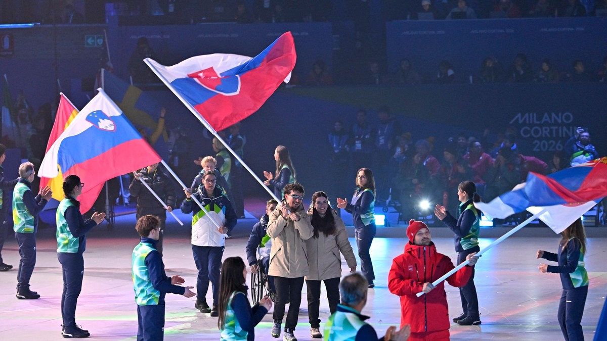 Na snímke slovenský paraalpský lyžiar Marek Kubačka a navádzačka Mária Zaťovičová sa účastnia na záverečnom ceremoniáli na XIV. zimných paralympijských hrách.