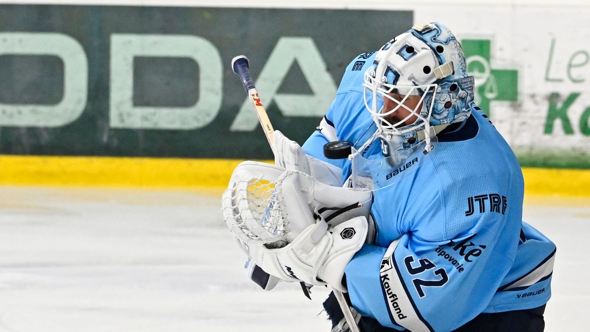 Jaroslav Janus (Slovan) chytá puk.