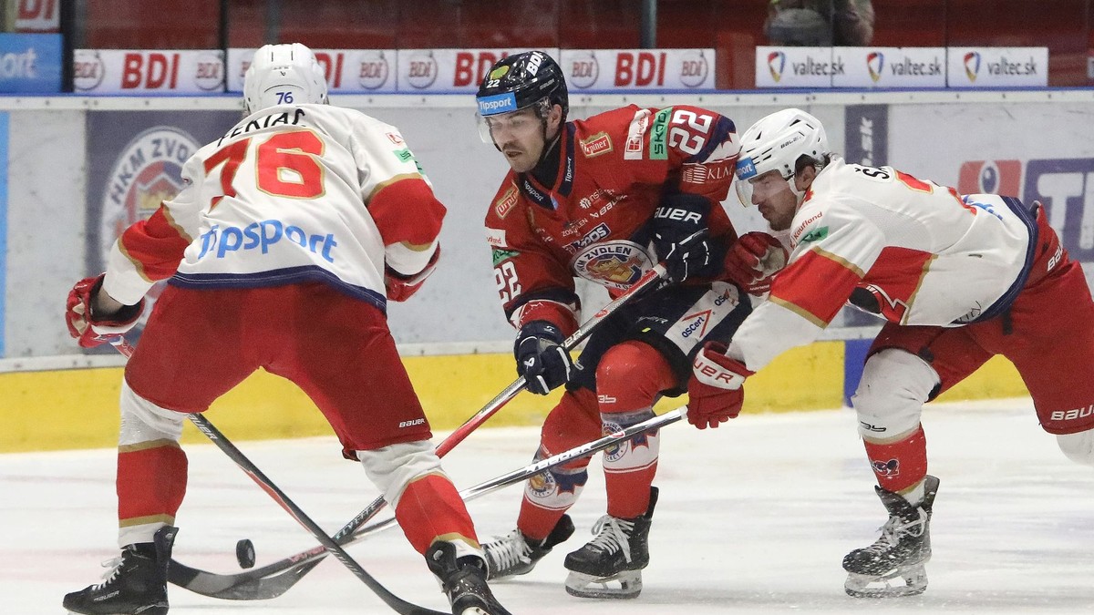 Na snímke zľava Lukáš Lunter (Zvolen) a Peter Šandor (Liptovský Mikuláš) počas zápasu HKM Zvolen - HK 32 Liptovský Mikuláš.