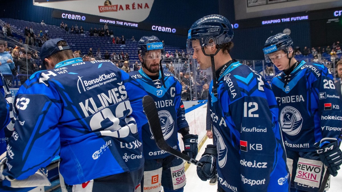 Marek Hrivík s kapitánskym céčkom a Samuel Kňažko (12).