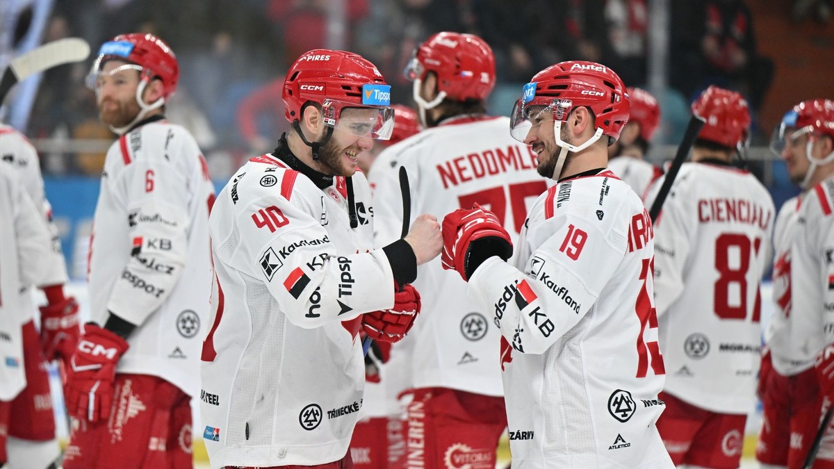 Miloš Roman (vľavo) a Patrik Hrehorčák oslavujú postup.
