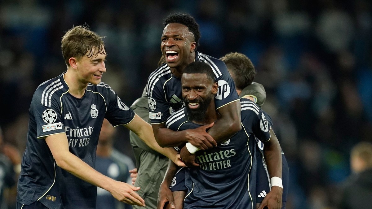 Hráči Realu Vinicius Junior (hore vpravo) a Antonio Ruediger sa radujú z gólu.