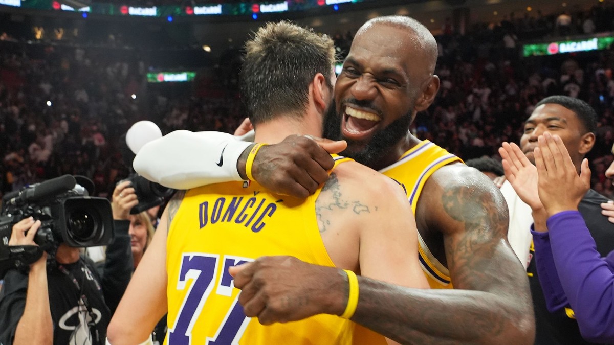 Luka Dončič (77) a LeBron James oslavujú víťazstvo.