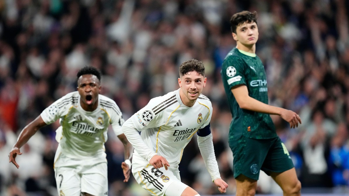 Stredopoliar Federico Valverde z Realu Madrid oslavuje po strelení gólu počas prvého zápasu osemfinále proti Manchestru City FC.