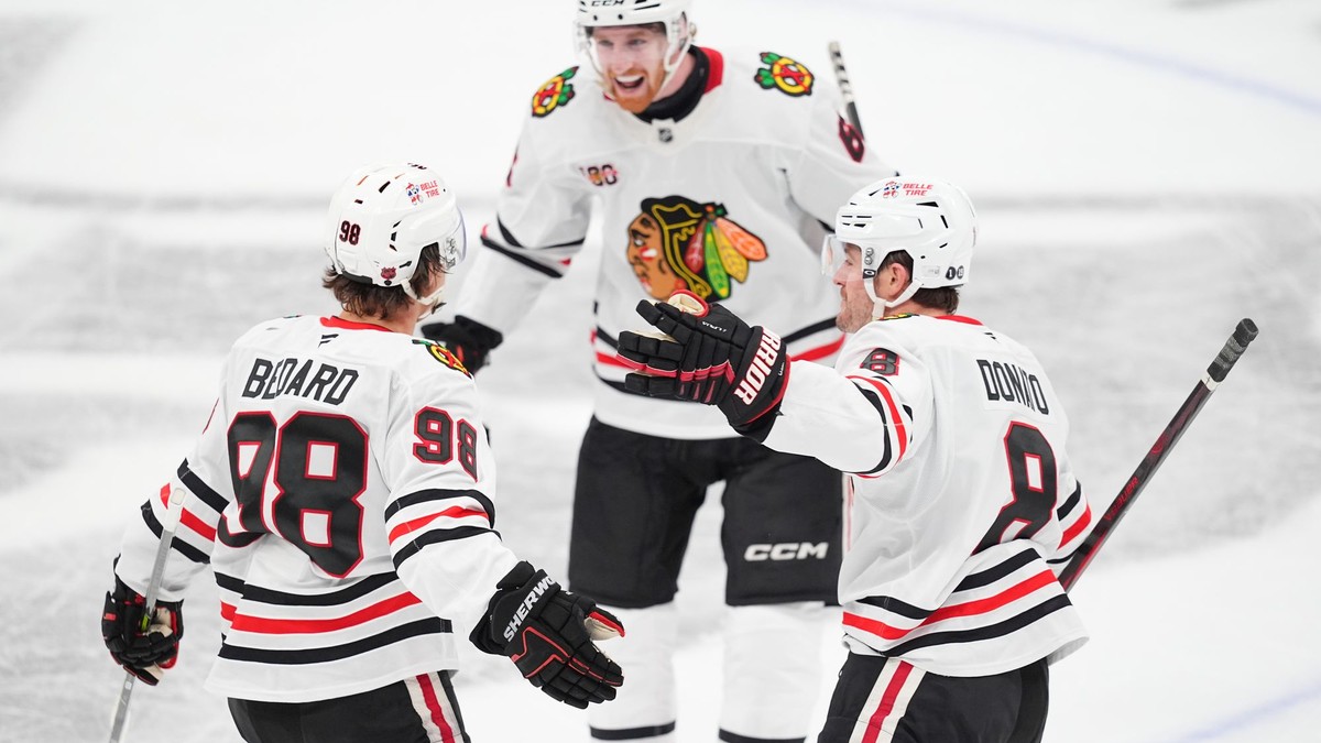Chicago Blackhawks oslavujú gól. 
