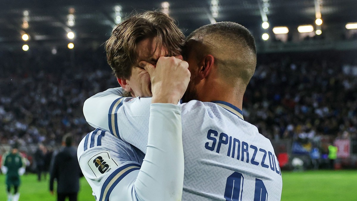 Talianski hráči Marco Palestra vľavo a Leonardo Spinazzola sa navzájom utešujú po prehre.