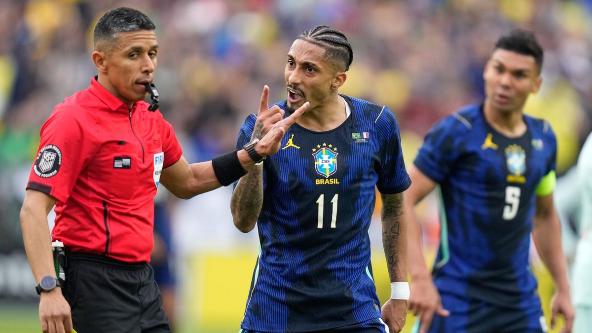 Raphinha (v strede) v drese Brazílie.