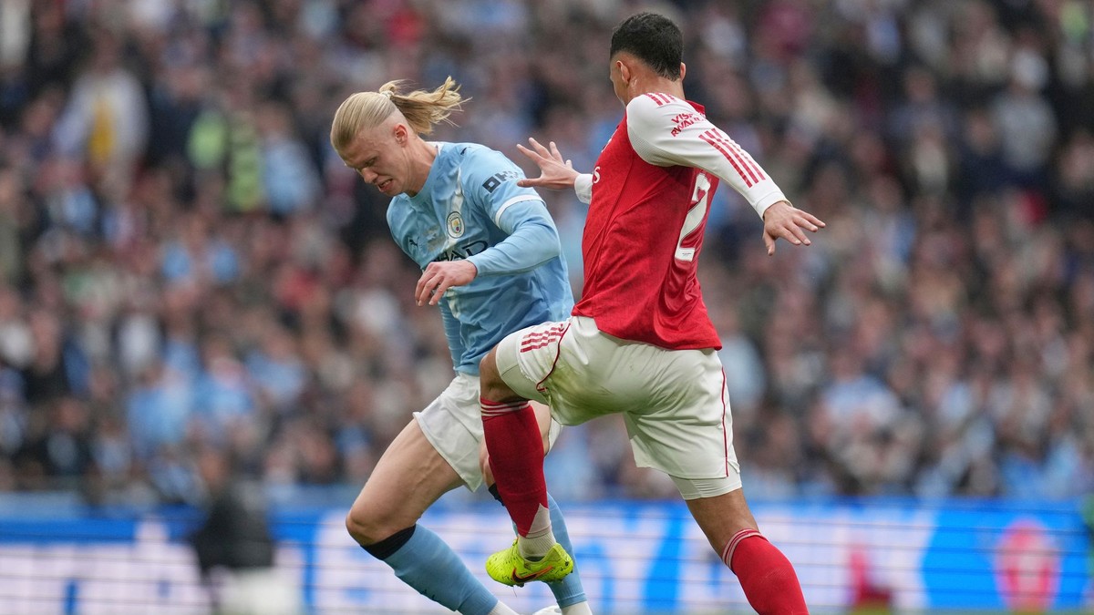 Erling Haaland (vľavo) a William Saliba v zápase Manchester City - Arsenal FC. 