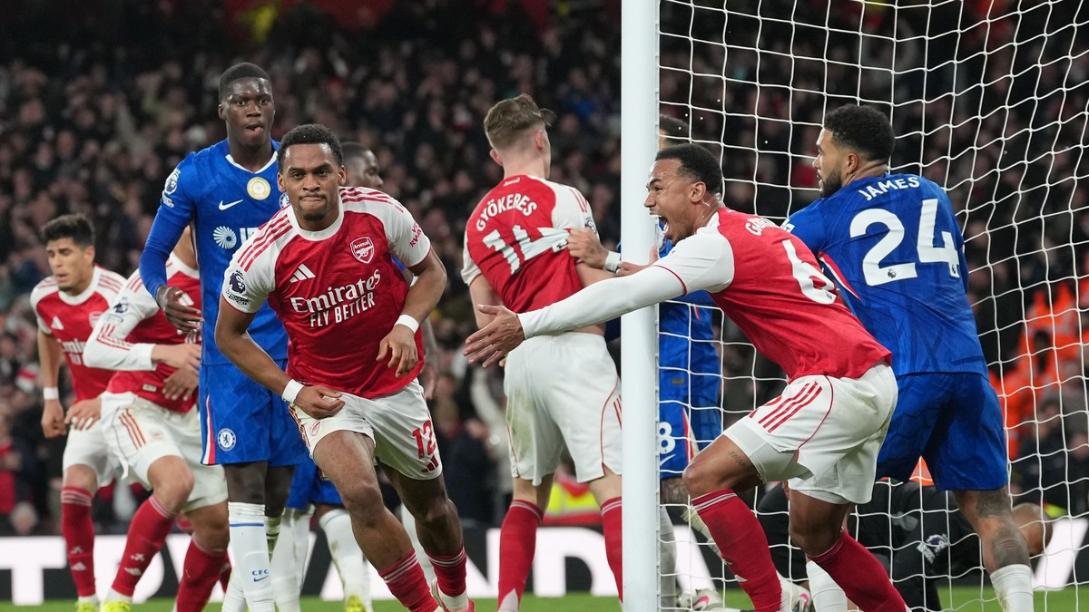 Jurrien Timber oslavuje víťazný gól Arsenalu.
