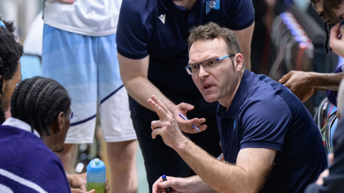 Hlavný tréner Blue Wings Nitra Martin Blaho reaguje počas oddychového času.