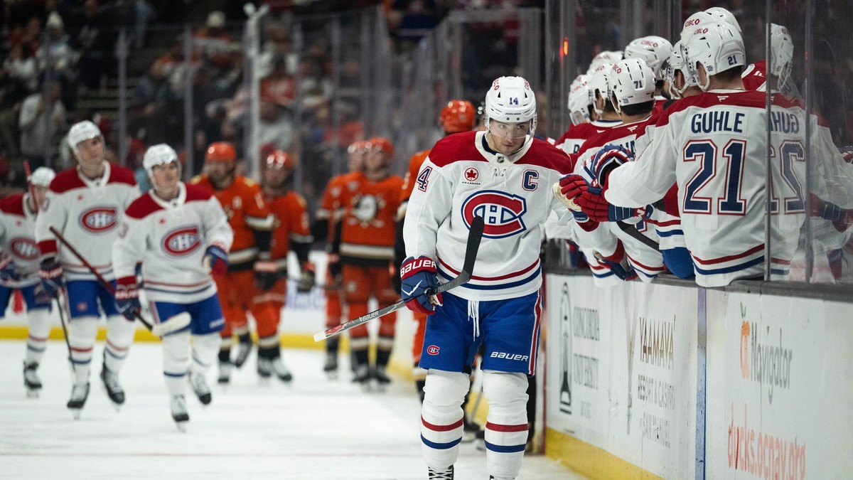 Kapitán Montrealu Nick Suzuki oslavuje gól, v pozadí Juraj Slafkovský a Cole Caufield. 