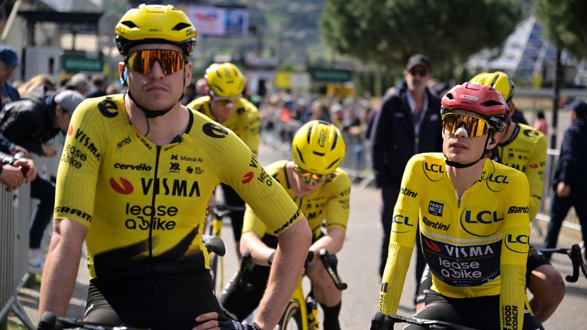 Jonas Vingegaard s kolegami z tímu Visma.