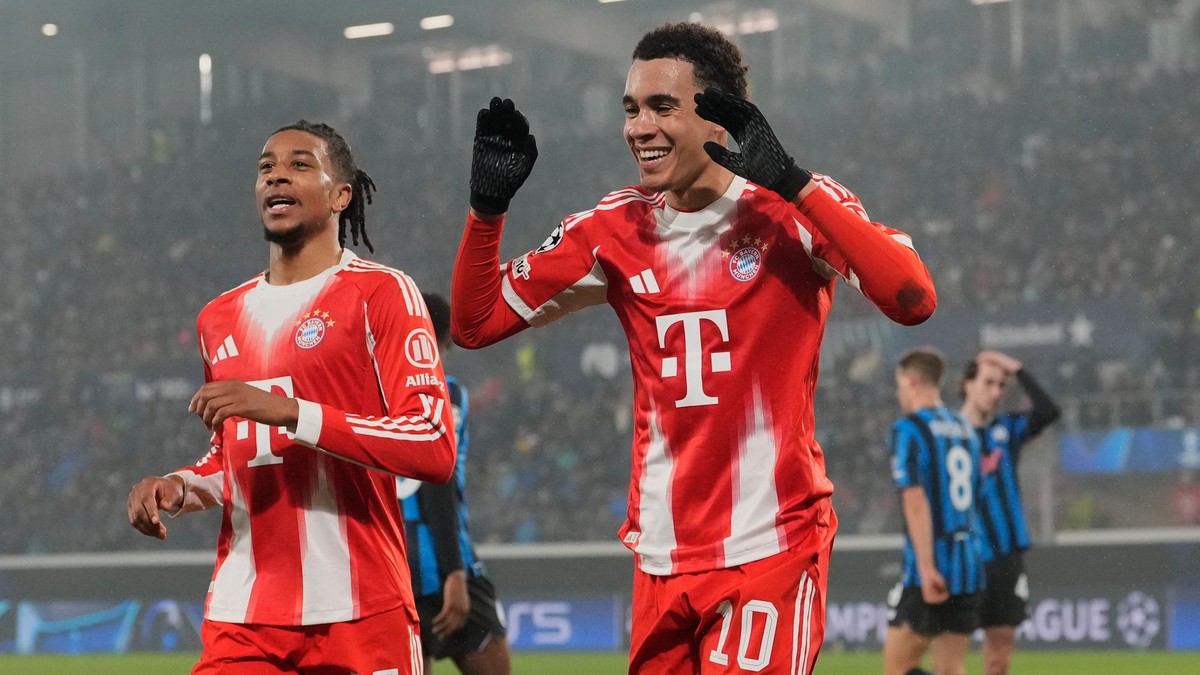 Hráč Bayernu Jamal Musiala (vpravo) oslavuje po tom, ako strelil šiesty gól.