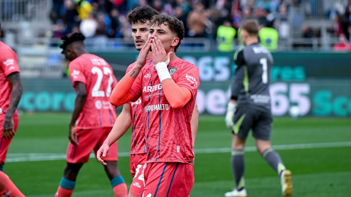 Sebastiano Esposito oslavuje gól proti Comu.