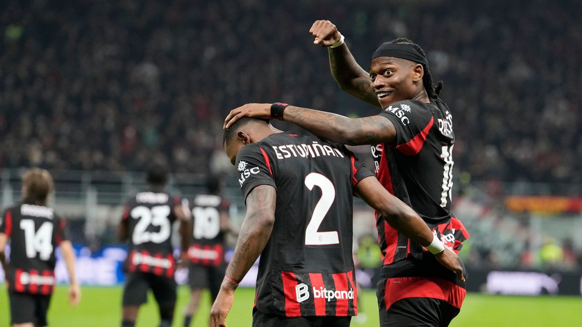 Hráči AC Miláno oslavujú gól v sieti Interu.