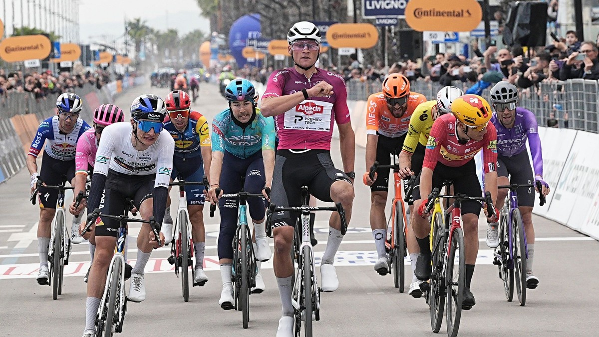 Holandský cyklista Mathieu Van Der Poel (v strede) oslavuje víťazstvo v štvrtej etape.