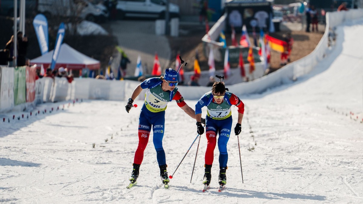 Michal Adamov a Sebastián Belicaj počas štafety juniorov na MS.