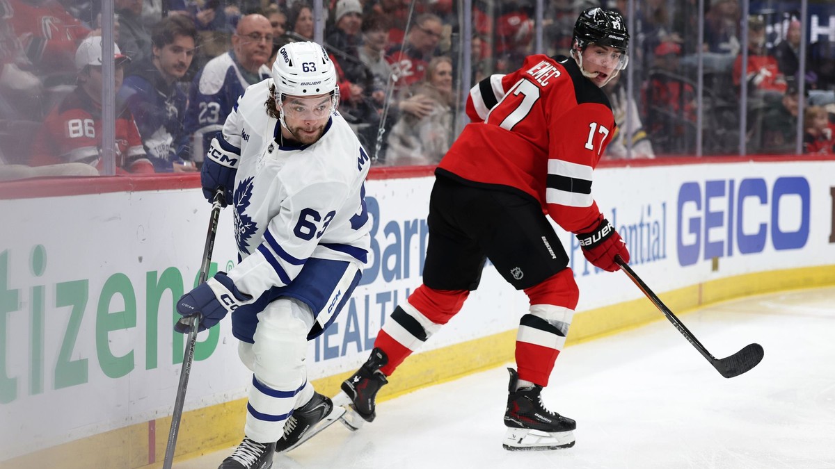 Útočník Toronta Matias MacCelli (63) kontroluje puk popri obrancovi tímu New Jersey Devils Šimonovi Nemcovi (17).