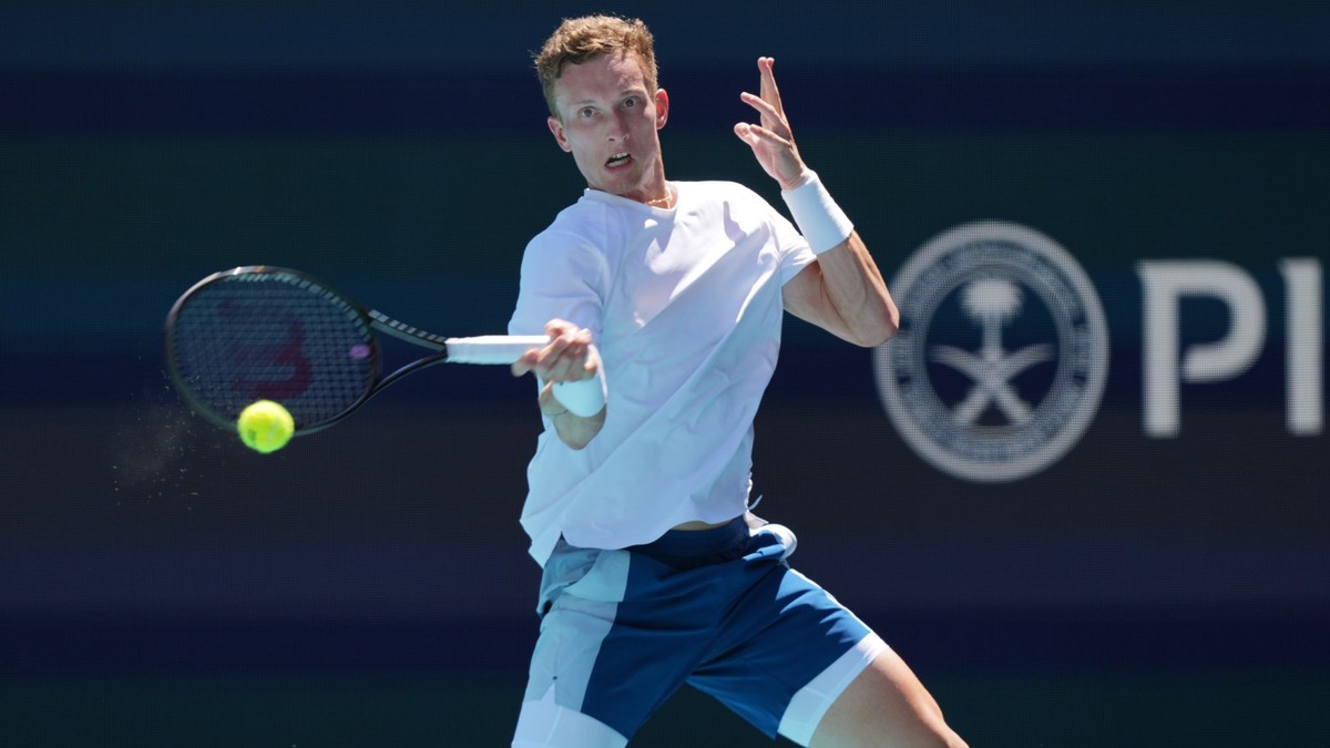  Český tenista Jiří Lehečka odvracia úder.