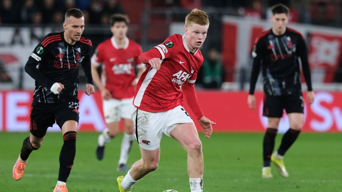 Kapitán Sparty Lukáš Haraslín (vľavo) a hráč Alkmaaru Kees Smit v prvom zápase osemfinále.