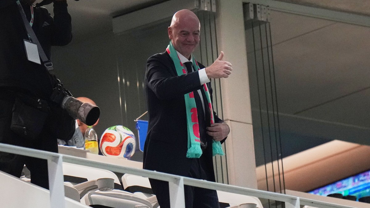 Prezident FIFA Gianni Infantino zdraví divákov počas semifinálového zápasu interkontinentálnej baráže o postup na MS 2026.