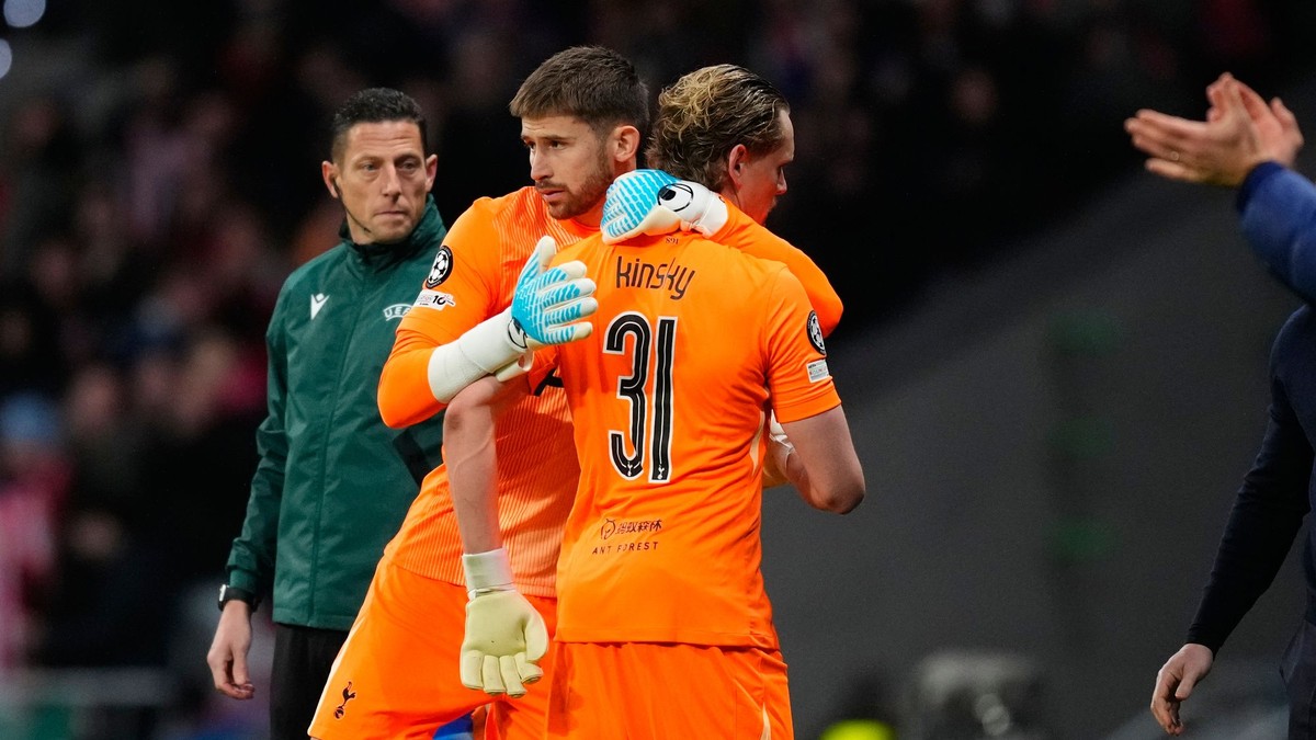 Brankára Tottenhamu Antonína Kinského (vpravo) strieda Guglielmo Vicario.