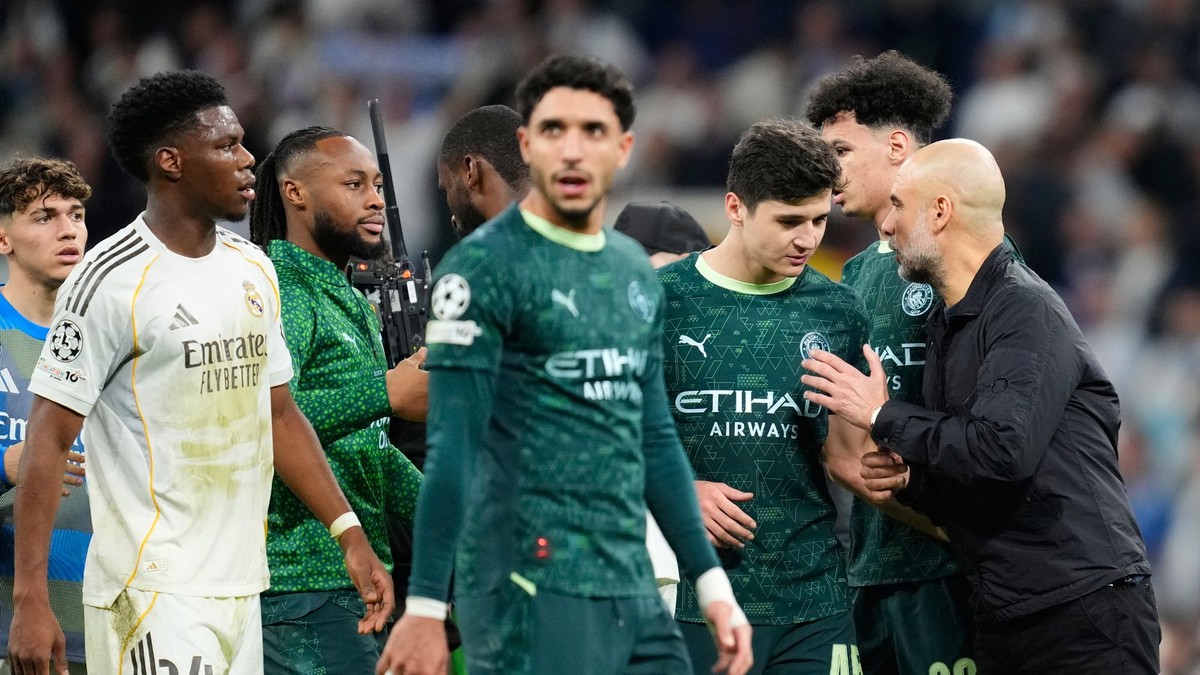 Tréner Pep Guardiola z Manchester City hovorí so svojimi hráčmi po prvom zápase osemfinále.