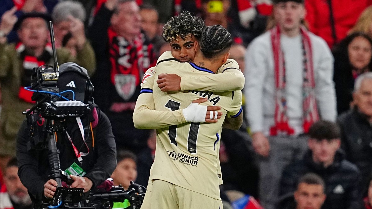 Lamine Yamal a Raphinha sa tešia z gólu proti Bilbau.