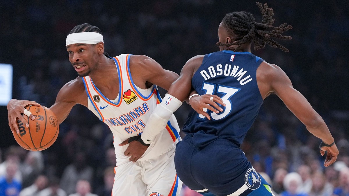 Basketbalista Oklahoma City Thunder Shai Gilgeous-Alexander (vľavo) a hráč Minnesoty Timberwolves Ayo Dosunmu.