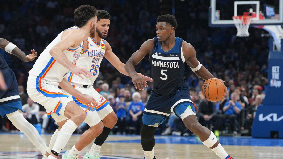 Na archívnej snímke z 15. marca 2026 kľúčový hráč Minnesoty Anthony Edwards (vpravo).