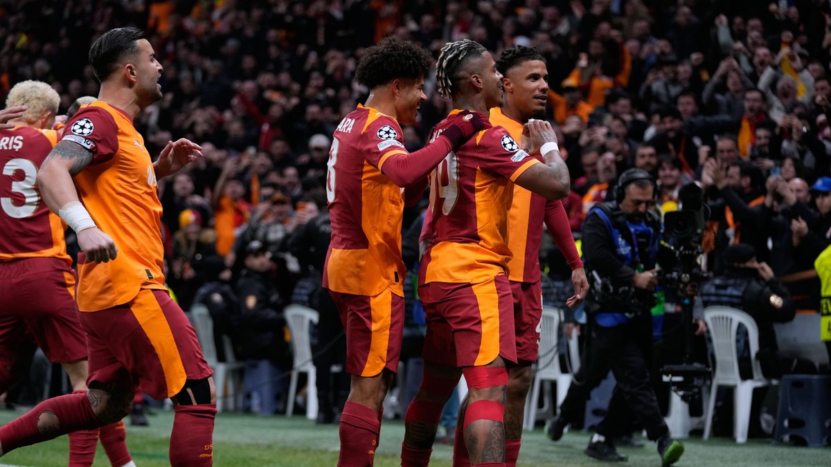 Mario Lemina oslavuje spolu so spoluhráčmi gól.