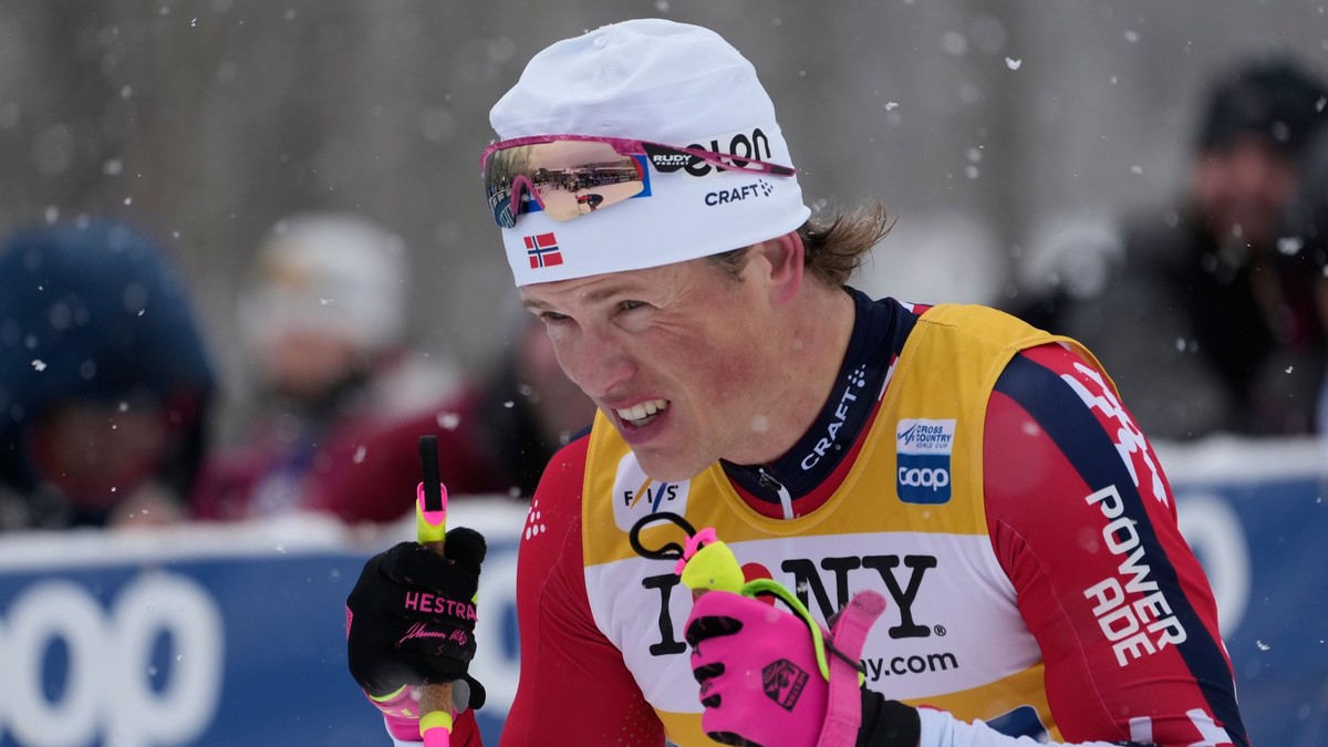 Nórsky bežec na lyžiach Johannes Kläbo počas pretekov na 10 km klasicky.