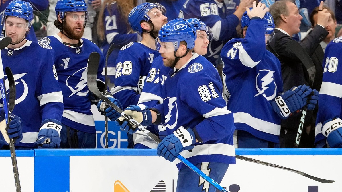 Erik Černák (v popredí uprostred) sa raduje so spoluhráčmi po strelení gólu