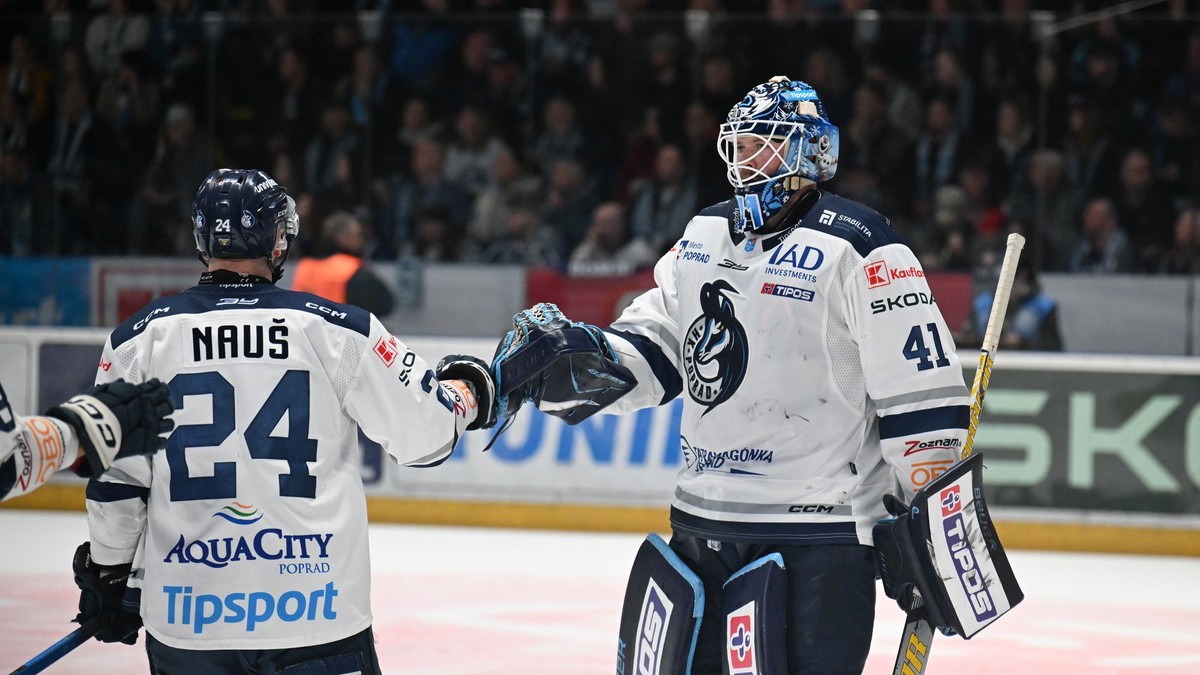 Na snímke hráči Popradu sa tešia z gólu, vľavo Aurel Nauš a brankár Tyler Parks počas prvého zápasu semifinále.