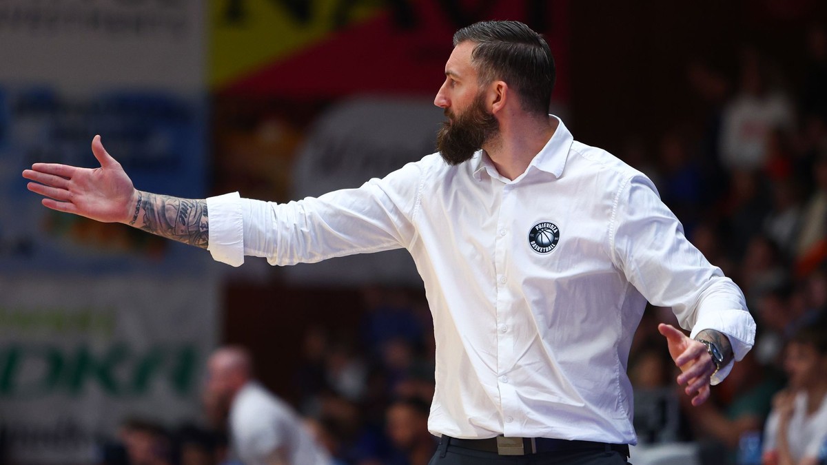 Na snímke gestikuluje hlavný tréner BC Prievidza Gareth Murray.