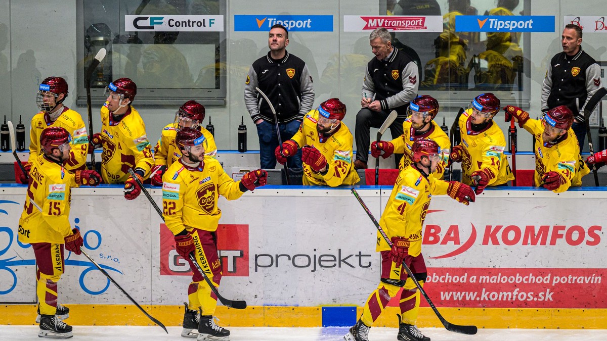 Na snímke hokejisti Trenčína sa tešia z gólu.