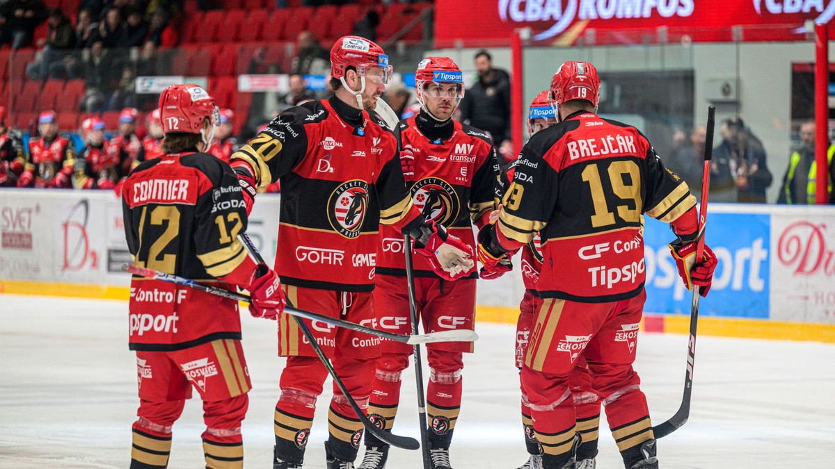 Na snímke hokejisti Prešova sa tešia z gólu.