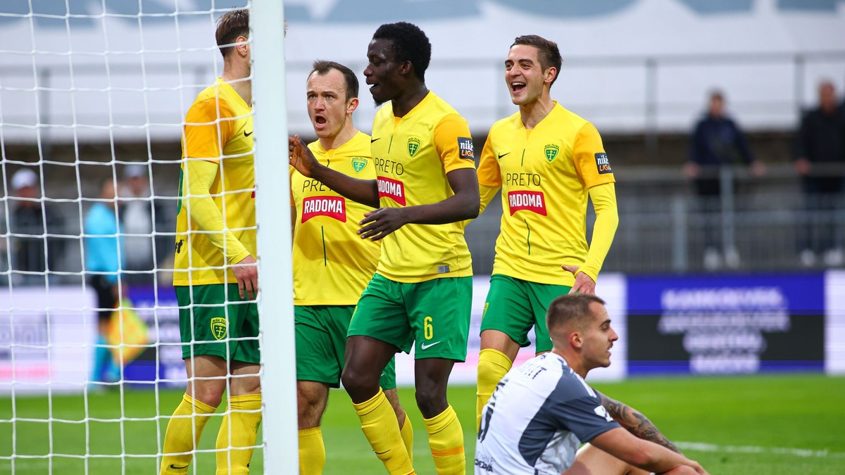 Hráči Žiliny sa radujú z gólu počas odvetného zápasu semifinále Slovnaft Cupu medzi FK Železiarne Podbrezová - MŠK Žilina. 