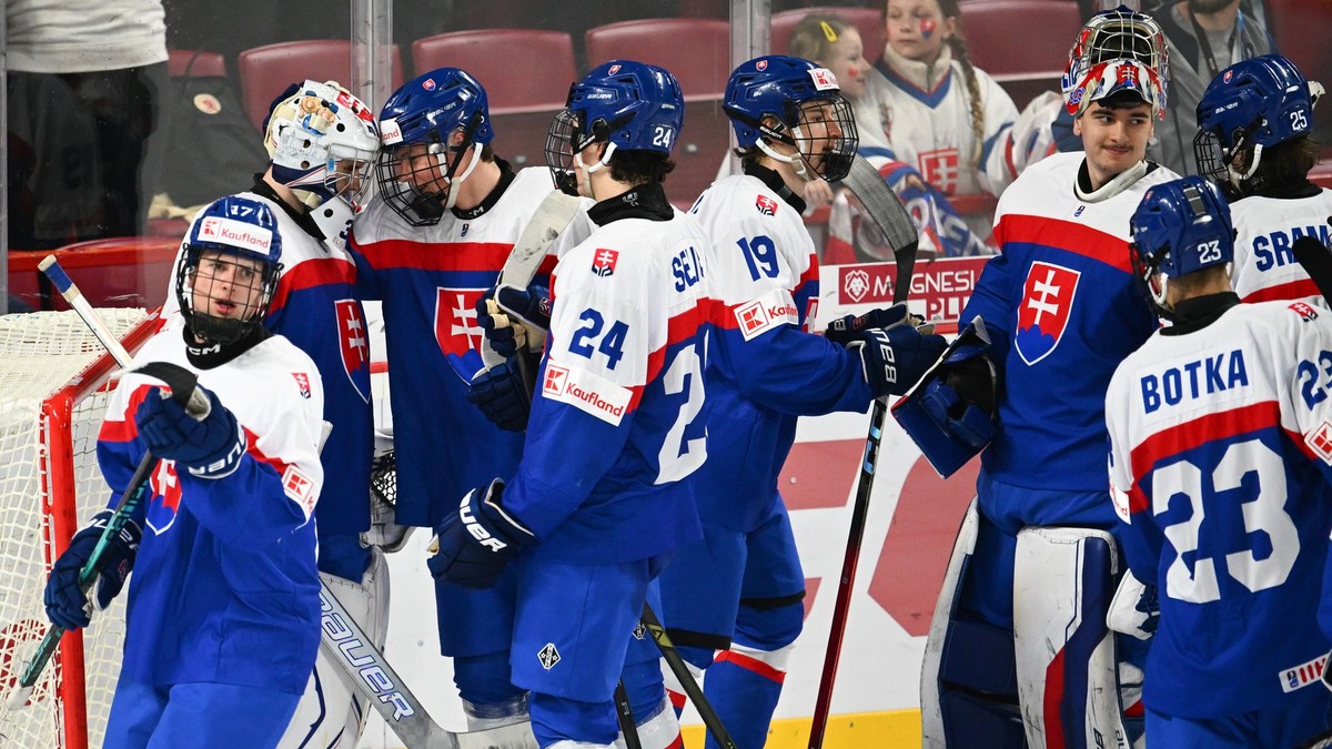 Radosť hráčov Slovenska po skončení zápasu základnej A-skupiny medzi Slovenskom a Nórskom.