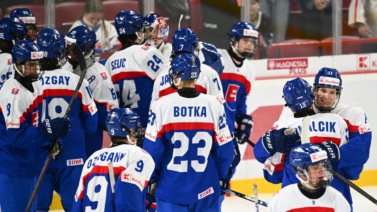 Na snímke radosť hráčov Slovenska po skončení zápasu.