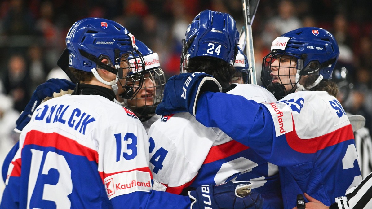 Na snímke hráči Slovenska sa tešia po druhom góle.