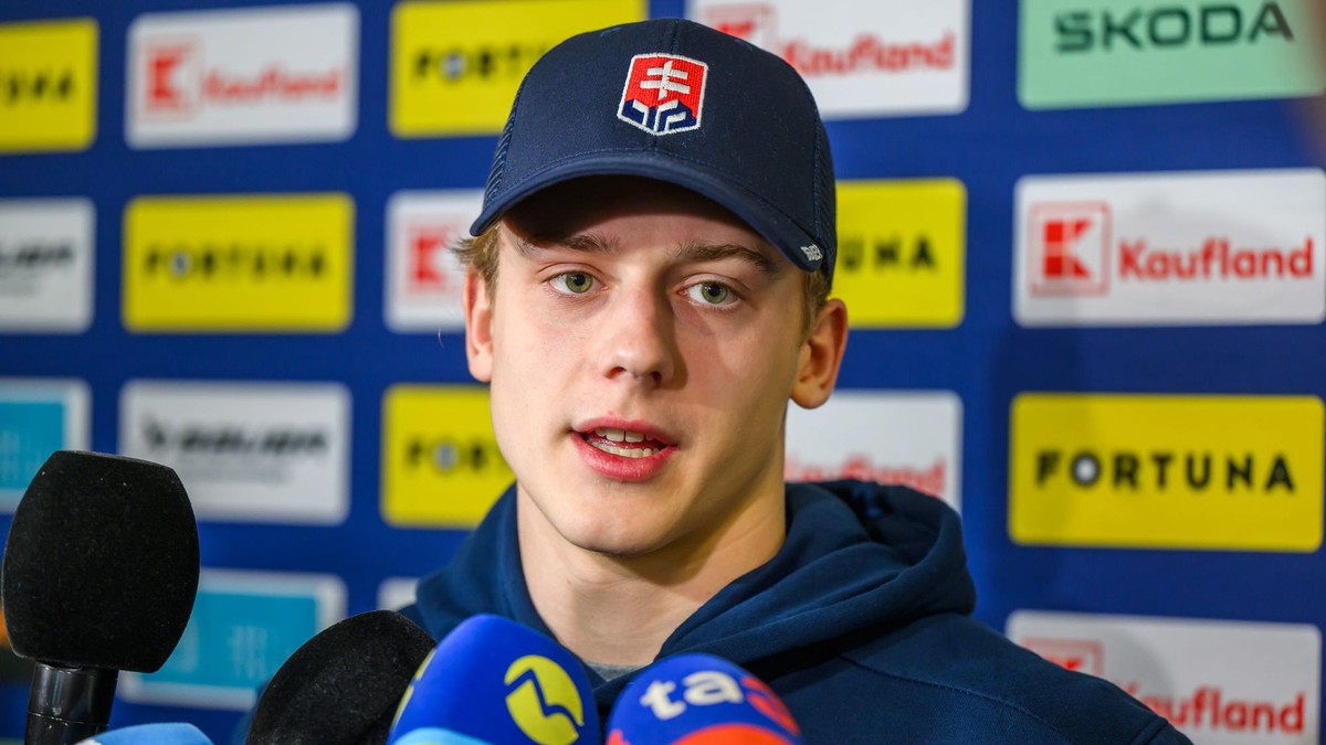 Na snímke hokejista Luka Radivojevič sa rozpráva s médiami počas zrazu slovenskej hokejovej reprezentácie v Bratislave.