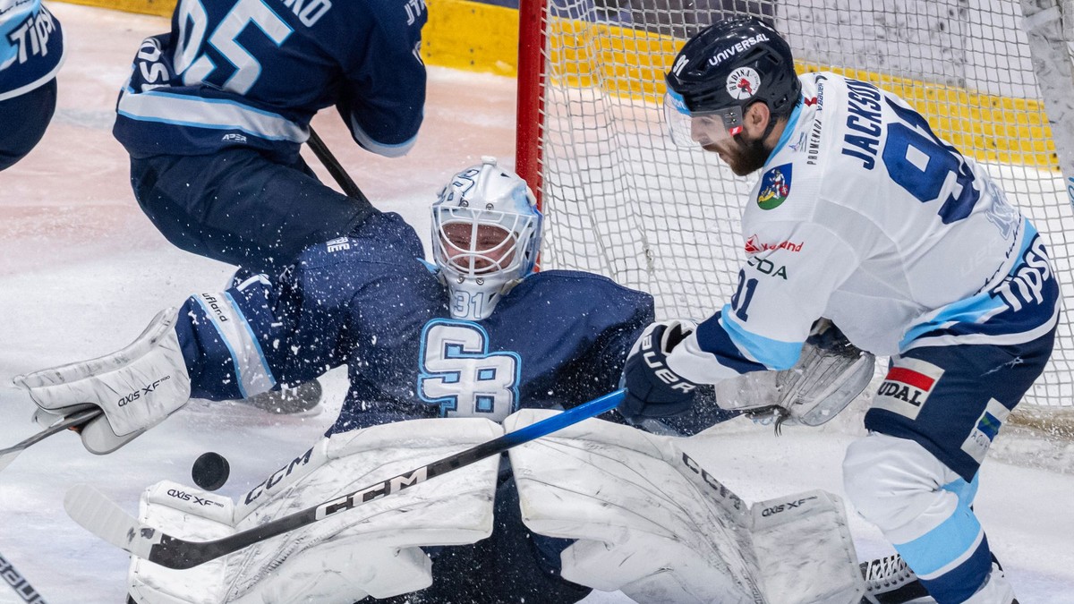 Brankár Henri Kiviaho (Slovan) v akcii  treťom zápase finále play off Tipsport extraligy HC Slovan Bratislava - HK Nitra.
