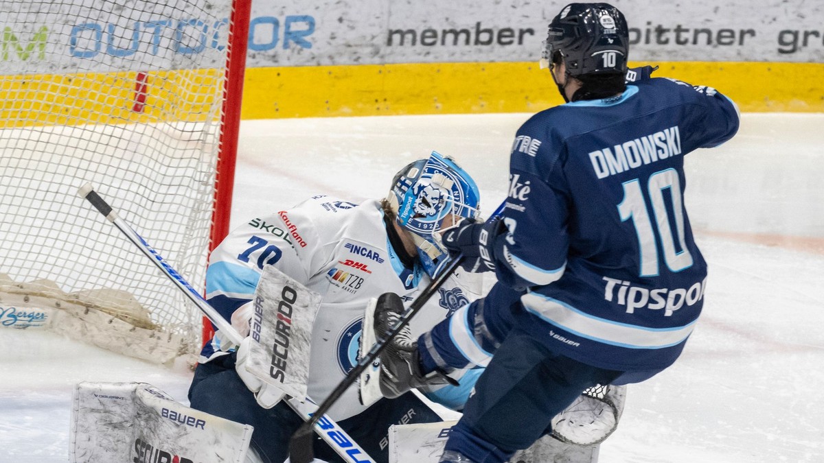 Na snímke sprava Ryan Dmowski (Slovan) a brankár Jasper Patrikainen (Nitra) v treťom zápase finále.