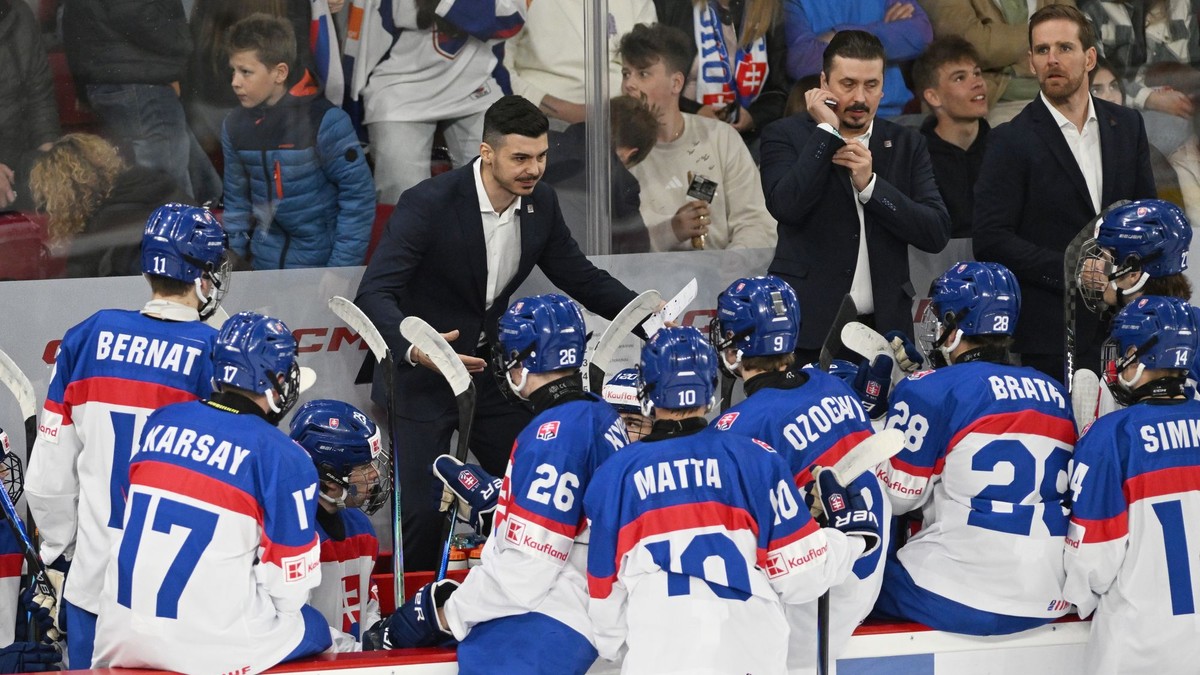 Na snímke vľavo tréner Slovenska Martin Dendis a tím Slovenska počas hokejového zápasu.
