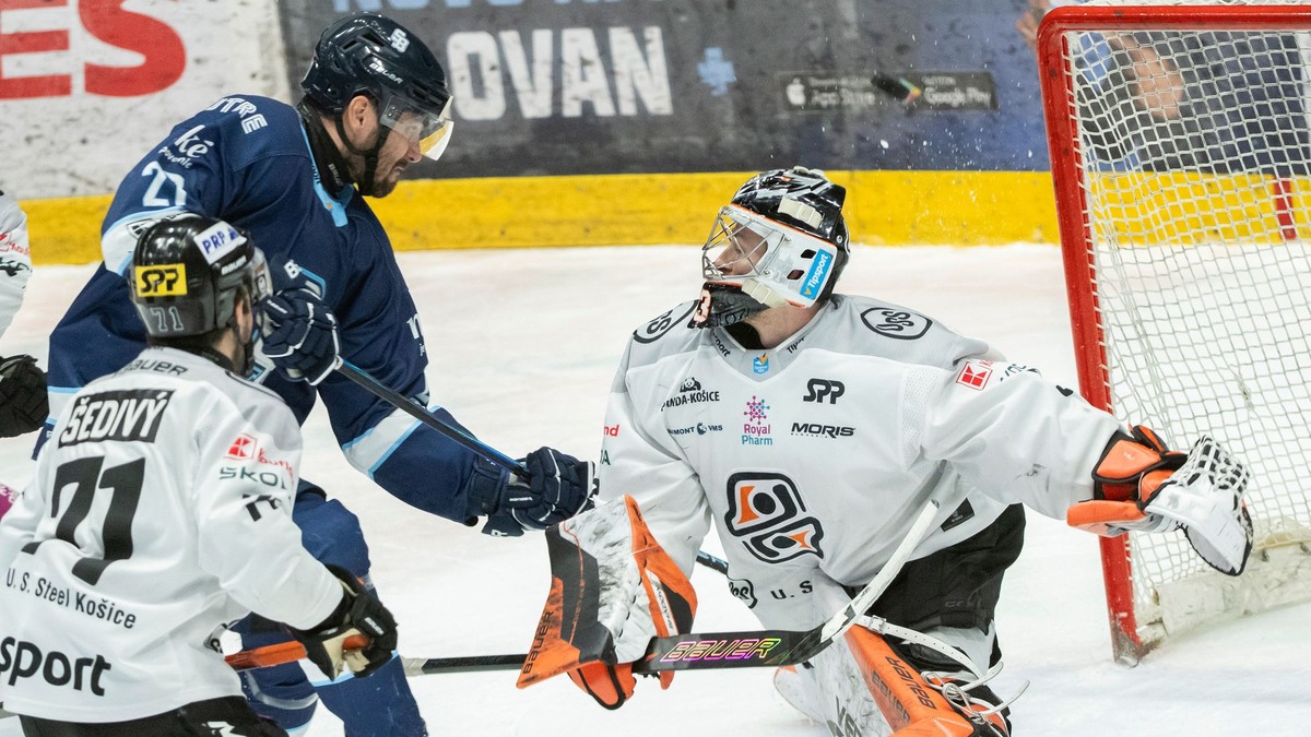 Na snímke hráč Slovana Radovan Bondra (uprostred), hráč Košíc Eduard Šedivý (vľavo) a brankár Košíc Dominik Riečický.