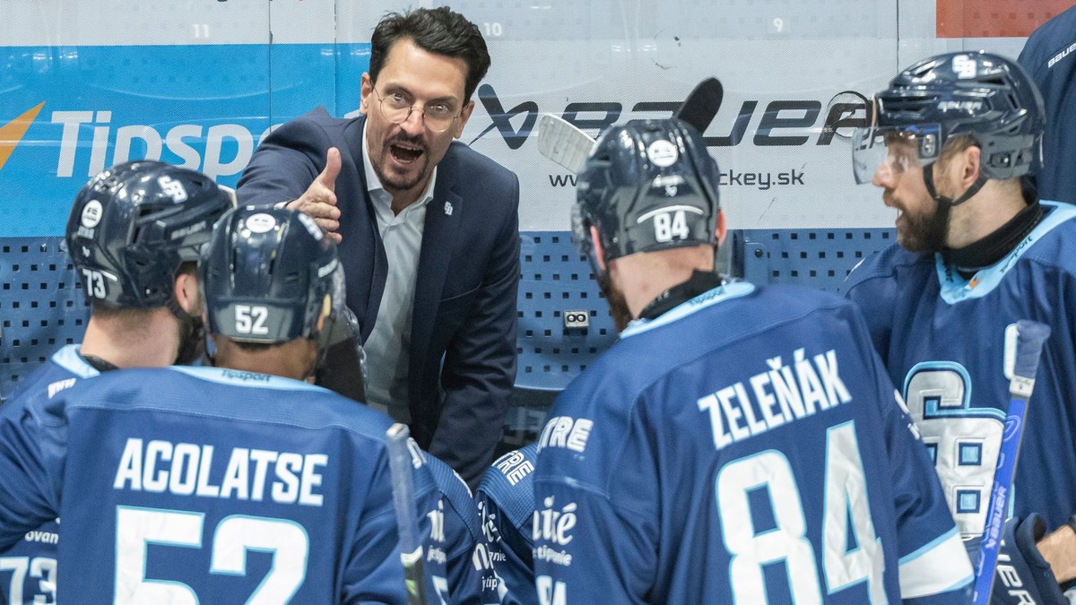 Hráči Slovana zľava Róbert Varga, Sena Acolatse, Vojtech Zeleňák a Tomáš Marcinko, ktorým dáva pokyny tréner Slovana Brad Tapper.